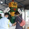 Đo thân nhiệt, rửa tay bằng robot tự động tại Bệnh viện Thống Nhất Thành phố Hồ Chí Minh. (Ảnh: Đinh Hằng/TTXVN)