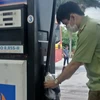 Nhà chức trách kiểm tra cửa hàng xăng dầu Petrolimex ở Nam Định bán sản phẩm dầu chứa tạp chất - Ảnh: Cục Quản lý thị trường Nam Định. (Nguồn: Tuổi Trẻ)