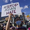 Người dân tham gia tuần hành phản đối bạo lực nhằm vào người gốc Á tại New York, Mỹ, ngày 27/3/2021. (Ảnh: THX/ TTXVN)