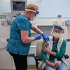 Tiêm vaccine phòng COVID-19 cho nhân viên y tế tại bệnh viện ở San Diego, California, Mỹ ngày 15/12/2020. (Ảnh: AFP/TTXVN)