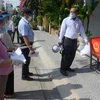 Ủy ban Bầu cử thành phố Đà Nẵng hướng dẫn quy trình cho các cán bộ Tổ bầu cử số 3 phường Khuê Trung (quận Cẩm Lệ, Đà Nẵng). (Ảnh: Quốc Dũng/TTXVN)