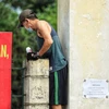 Người dân trèo rào vào tập thể dục tại công viên Thành Công. (Ảnh: Thành Đạt/TTXVN)