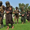 Lực lượng an ninh Afghanistan áp giải các tay súng IS và Taliban tình nghi tại tỉnh Jalalabad ngày 1/10/2019. (Ảnh: AFP/TTXVN)