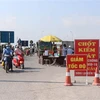 Chốt kiểm soát dịch COVID-19 tại Quốc lộ 38, huyện Thuận Thành, tỉnh Bắc Ninh. (Ảnh: Thanh Thương/TTXVN)