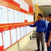 Danh sách các ứng cử viên ứng cử đại biểu Quốc hội khóa XV và đại biểu HĐND các cấp nhiệm kỳ 2016 – 2026 được niêm yết tại trụ sở UIBND xã Môn Sơn, huyện Con Cuông (Nghệ An). (Ảnh: Tá Chuyên/TTXVN)