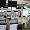 Quầy check-in tại sân bay Haneda ở Tokyo, Nhật Bản dừng phục vụ hành khách do dịch COVID-19 bùng phát. (Ảnh: AFP/TTXVN)