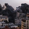 Khói lửa bốc lên sau loạt không kích của Israel xuống Dải Gaza ngày 11/5/2021. (Ảnh: AFP/TTXVN)