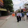 Chủ tịch UBND tỉnh Lạng Sơn Hồ Tiến Thiệu kiểm tra khu vực phong tỏa tại thị trấn Thất Khê, huyện Tràng Định. (Ảnh: Quang Duy/TTXVN)