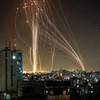 Rocket được phóng từ Dải Gaza về phía thành phố Tel Aviv, Israel, ngày 11/5/2021. (Ảnh: AFP/TTXVN)