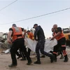 Chuyển nạn nhân bị thương sau loạt không kích của Israel tại Beit Lahia, Dải Gaza, ngày 13/5/2021. (Ảnh: THX/ TTXVN)