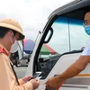 Người dân đi qua các trạm kiểm soát dịch COVID-19 ở các cửa ngõ ra, vào tỉnh Quảng Ninh đều thực hiện nghiêm túc việc khai báo y tế, nghiêm chỉnh chấp hành quy định phòng dịch bệnh COVID-19. (Ảnh: Văn Đức/TTXVN)