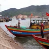 Đồn biên phòng Cửa Sót tuyên truyền bầu cử và phòng chống dịch, bệnh COVID-19 tại cảng cá Thạch Kim, huyện Lộc Hà. (Ảnh: Công Tường-TTXVN)