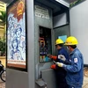 Nhân viên EVN HCMC kiểm tra hệ thống điện trước ngày bầu cử. (Ảnh: Thành Chung/TTXVN)