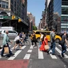 Người dân di chuyển trên đường phố tại New York, Mỹ, ngày 19/5/2021. (Ảnh: THX/TTXVN)