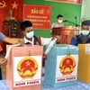 Dán niêm phong thùng phiếu tại điểm bầu cử số 1, làng Hà Giao, xã Canh Liên, huyện Vân Canh, tỉnh Bình Định. (Ảnh: Nguyên Linh/TTXVN)