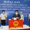 Giám đốc Học viện Chính trị quốc gia Hồ Chí Minh Nguyễn Xuân Thắng bỏ phiếu tại quận Bắc Từ Liêm, Hà Nội. (Ảnh: Nguyễn Điệp/TTXVN)