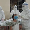 Lực lượng y, bác sĩ lấy mẫu xét nghiệm SARS-CoV-2 cho người dân tại xã Mão Điền, huyện Thuận Thành, tỉnh Bắc Ninh. (Ảnh: Thanh Thương/TTXVN)