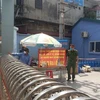 Lực lượng chức năng trực kiểm soát tại cổng vào Bệnh viện Đa khoa khu vực Phúc Yên, thành phố Phúc Yên. (Ảnh: Hoàng Hùng/TTXVN)