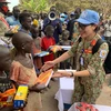 Sỹ quan của lực lượng gìn giữ hòa bình Việt Nam tặng quà cho trẻ em tại Phân khu Tây trong chuyến tuần tra và làm việc với chính quyền địa phương cùng Tư lệnh Phái bộ ở Nam Sudan (tháng 11/2020) (Ảnh: NVCC)