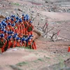 Lực lượng cứu hộ tìm kiếm các nạn nhân trong cuộc chạy marathon tại khu vực Rừng đá sông Hoàng Hà ở tỉnh Cam Túc, Trung Quốc, ngày 23/5/2021. (Ảnh: THX/TTXVN)