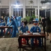 Lực lượng y tế lấy mẫu xét nghiệm COVID-19 cho người dân phường 15, quận Gò Vấp trong đêm 28/5, rạng sáng 29/5. (Ảnh: TTXVN phát)