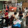Các tổ chức, đoàn thể cung cấp nhu yếu phẩm cho người dân trong khu vực cách ly tại hẻm 637/37 Quang Trung, quận Gò Vấp, Tp.Hồ Chí Minh. (Ảnh: Anh Tuấn/TTXVN)