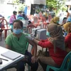 Nhân viên y tế tiêm vaccine phòng COVID-19 cho người dân tại Jakarta, Indonesia, ngày 10/5/2021. (Ảnh: THX/TTXVN)