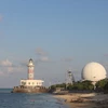 Hải đăng ở đảo Nam Yết cao 10m so với mực nước biển về phía Nam của đảo, có hình trụ màu trắng-đỏ-trắng nổi bật giữa khoảng xanh, được đưa vào sử dụng năm 2013.