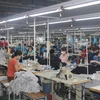 Công nhân tại Tổng Công ty Cổ phần dệt may Hà Nội, chi nhánh Hà Nam thường xuyên đeo khẩu trang để phòng chống dịch COVID-19. (Ảnh: TTXVN)