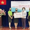 Bà Tô Thị Bích Châu, Chủ tịch Ủy ban MTTQ Việt Nam Thành phố Hồ Chí Minh (giữa) tiếp nhận kinh phí ủng hộ mua vaccine phòng, chống COVID-19 từ đại diện các doanh nghiệp, tổ chức. (Ảnh: Xuân Khu/TTXVN)