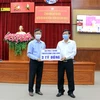 Đại diện Đài Phát thanh-Truyền hình Vĩnh Long trao bảng ủng hộ 3 tỷ đồng. (Ảnh: Phạm Minh Tuấn/TTXVN)