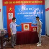 Chuẩn bị hòm phiếu cho đơn vị bầu cử số 4 - Khu vực bầu cử lại đại biểu HĐND xã Tráng Việt nhiệm kỳ 2021 – 2026. (Ảnh Mạnh Khánh/TTXVN)