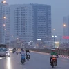 Người dân phải di chuyển trong tình trạng ô nhiễm không khí tại Hà Nội. (Ảnh: Hoàng Hiếu/TTXVN)