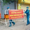 Lực lượng chức năng thực hiện dỡ bỏ phong tỏa cho 20 hộ dân tại khu phố 2, phường Xuân Thanh, thành phố Long Khánh, Đồng Nai. (Ảnh: Lê Xuân/TTXVN)