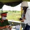 Lực lượng chức năng tại chốt cầu Bạch Đằng kiểm tra chứng minh thư nhân dân, thẻ căn cước công dân. (Ảnh: Văn Đức/TTXVN)