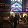 Tại thời điểm kiểm tra, phía bên ngoài của hai quán karaoke Vitory tắt đèn biển hiệu, kéo khoá cửa cuốn. (Ảnh: TTXVN)