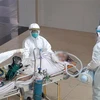 Vận chuyển bệnh nhân lên khu vực điều trị của Bệnh viện Chợ Rẫy. (Ảnh: TTXVN phát)