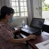 Ôn môn Văn trực tuyến cho học sinh Lớp 9A2, Trường THCS và THPT Võ Văn Kiệt, Kiên Giang. (Ảnh: Hồng Đạt/TTXVN)