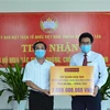 Ông Trần Văn Lợi, Phó Chủ tịch Ủy ban Mặt trận Tổ quốc Việt Nam tỉnh Bà Rịa-Vũng Tàu, tiếp nhận ủng hộ Quỹ vaccine phòng COVID-19 COVID-19 của Tập đoàn Hoa Sen. (Ảnh: Hoàng Nhị/TTXVN)