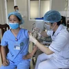Công tác tiêm phòng COVID-19 đợt 2 tại Bệnh viện Sản Nhi tỉnh Ninh Bình. (Ảnh: Hải Yến/TTXVN)