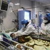 Nhân viên y tế điều trị cho bệnh nhân COVID-19 tại một bệnh viện ở Tehran, Iran. (Ảnh: IRNA/TTXVN)