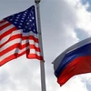 Quốc kỳ Mỹ (trái) và quốc kỳ Nga. (Ảnh: REUTERS/TTXVN)