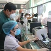Thứ trưởng Bộ Y tế Đỗ Xuân Tuyên kiểm tra công tác phòng, chống dịch tại Bệnh viện đa khoa Thành phố Vinh, tỉnh Nghệ An. (Ảnh: Bích Huệ/TTXVN)