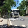Công ty TNHH MTV Môi trường Đô thị Hà Nội, Chi nhánh Đống Đa thực hiện tưới nước làm mát, giảm bụi tại tuyến đường Hoàng Cầu (Đống Đa) trong những ngày nắng nóng. (Ảnh Minh Nghĩa/TTXVN)