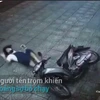 Sửng sốt trước cảnh cô gái lao mình vào giành lại xe máy từ tên trộm