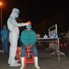 Nhân viên y tế lấy mẫu xét nghiệm cho người dân Cảng cá Thọ Quang ngay 15/5. (Ảnh: Văn Dũng/TTXVN)
