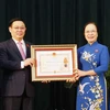 Chủ tịch Quốc hội Vương Đình Huệ trao tặng Huân chương Lao động cho các cá nhân có thành tích xuất sắc. (Ảnh: Doãn Tấn/TTXVN)