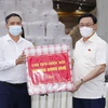 Chủ tịch Quốc hội Vương Đình Huệ tặng quà cho Nhà máy Alumin Nhân Cơ, Công ty Nhôm Đắk Nông - TKV, Tập đoàn Công nghiệp Than - Khoáng sản Việt Nam. (Ảnh: Doãn Tấn/TTXVN)