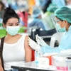 Nhân viên y tế tiêm vaccine ngừa COVID-19 cho người dân tại Bangkok, Thái Lan ngày 7/4/2021. (Ảnh: THX/TTXVN)