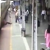 Thót tim trước cảnh hai người đàn ông suýt chết vì bị cuốn vào tàu hỏa